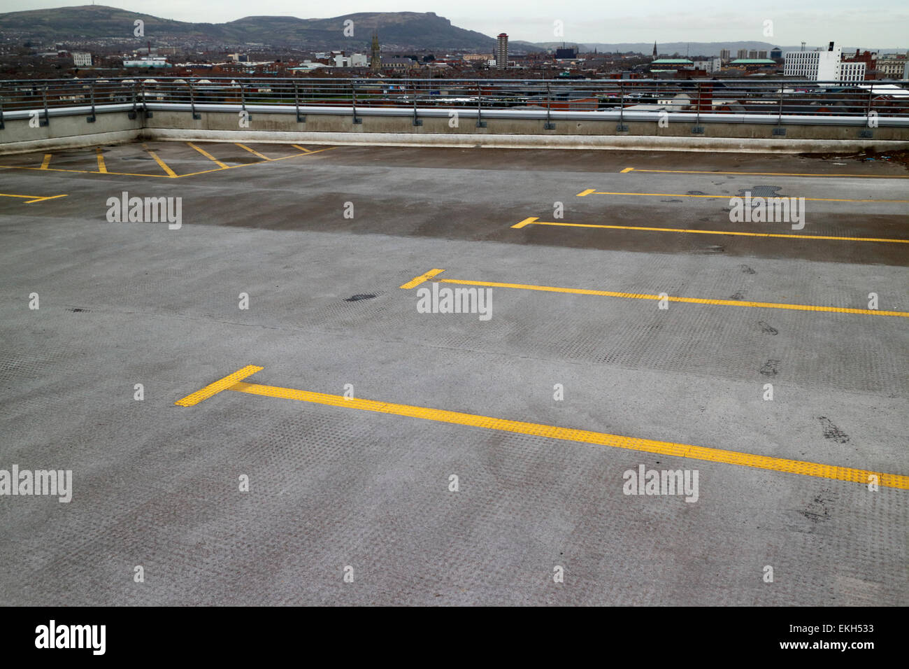Vide à l'étage supérieur d'un parking de plusieurs étages au Royaume-Uni Banque D'Images