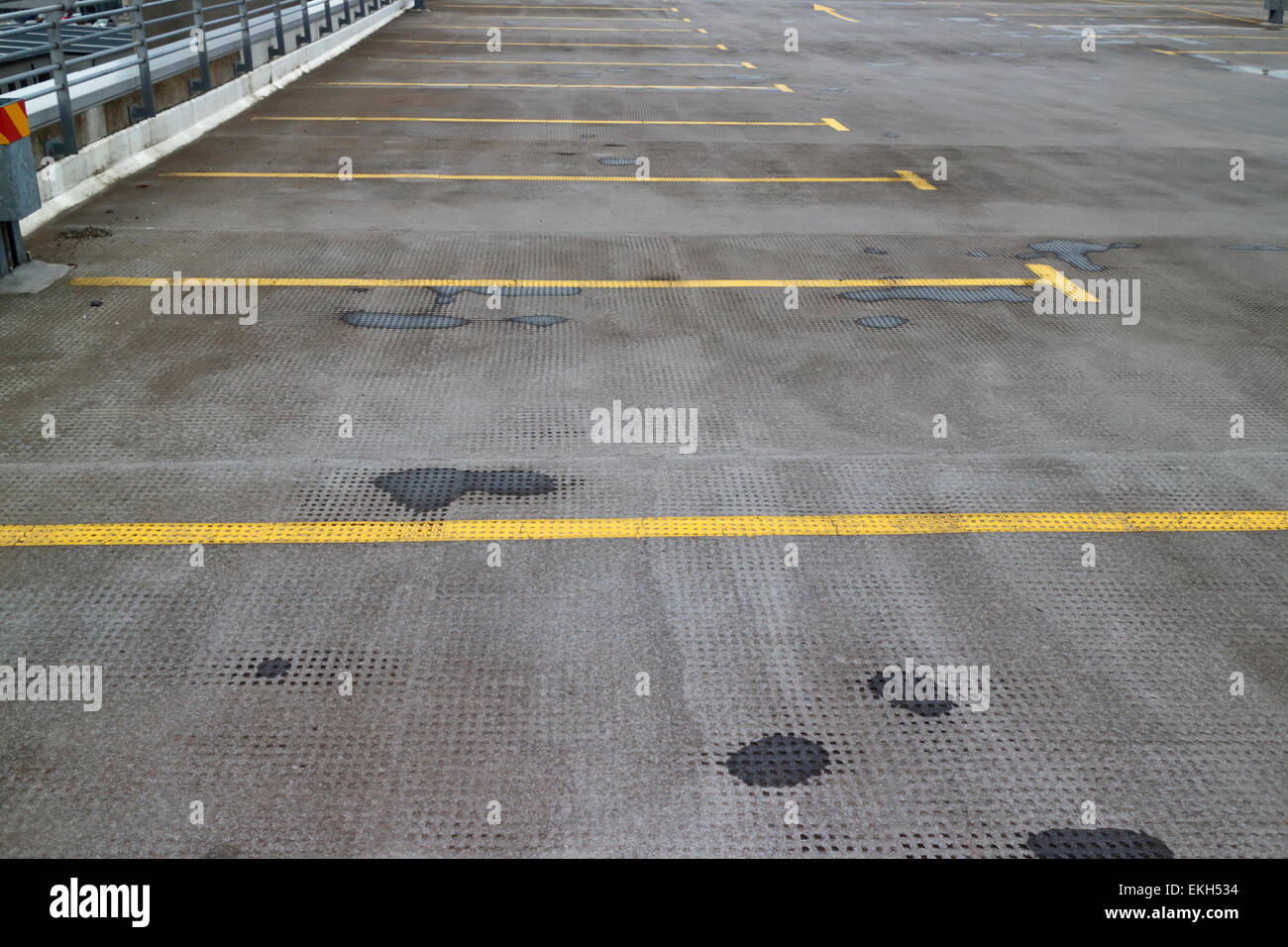 Baies de parking vide à l'étage supérieur d'un parking de plusieurs étages au Royaume-Uni Banque D'Images