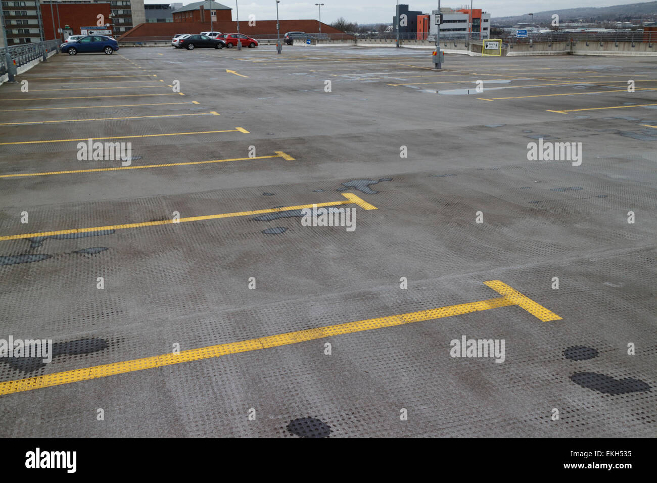 À l'étage supérieur d'un parking de plusieurs étages au Royaume-Uni Banque D'Images