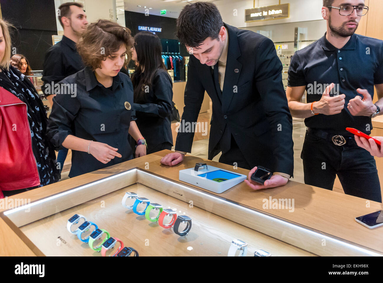 Paris, France. Showroom apple dans le magasin français Departmnt, Galeries Lafayette pour i-Watch, clients regardant des produits, shopper choisissant des produits, client pomme, consommateur Prestige, boutique pomme Banque D'Images