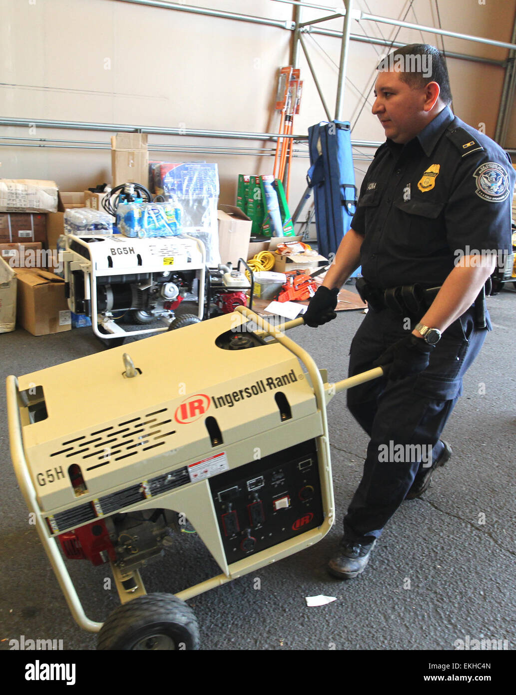 Août 2011 : Après l'ouragan Irene a balayé la côte est des États-Unis, U.S. Customs and Border Protection Agency équipes dispersées à divers endroits de la NJ/NY domaine dans le but de fournir de l'équipement d'urgence et assurer la sécurité des membres du personnel du CBP. Vu ici est un des nombreux rassemblement CBPO générateurs dans warehouse emplacement temporaire. Donna Burton Banque D'Images