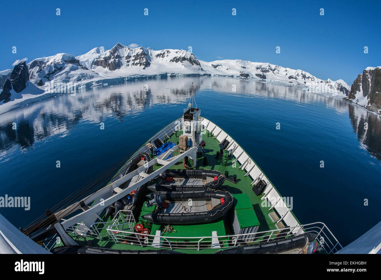 Un navire de recherche polaire russe dans la région de Paradise Bay de l'Antarctique. (Photo prise avec un objectif fisheye ultra) Banque D'Images