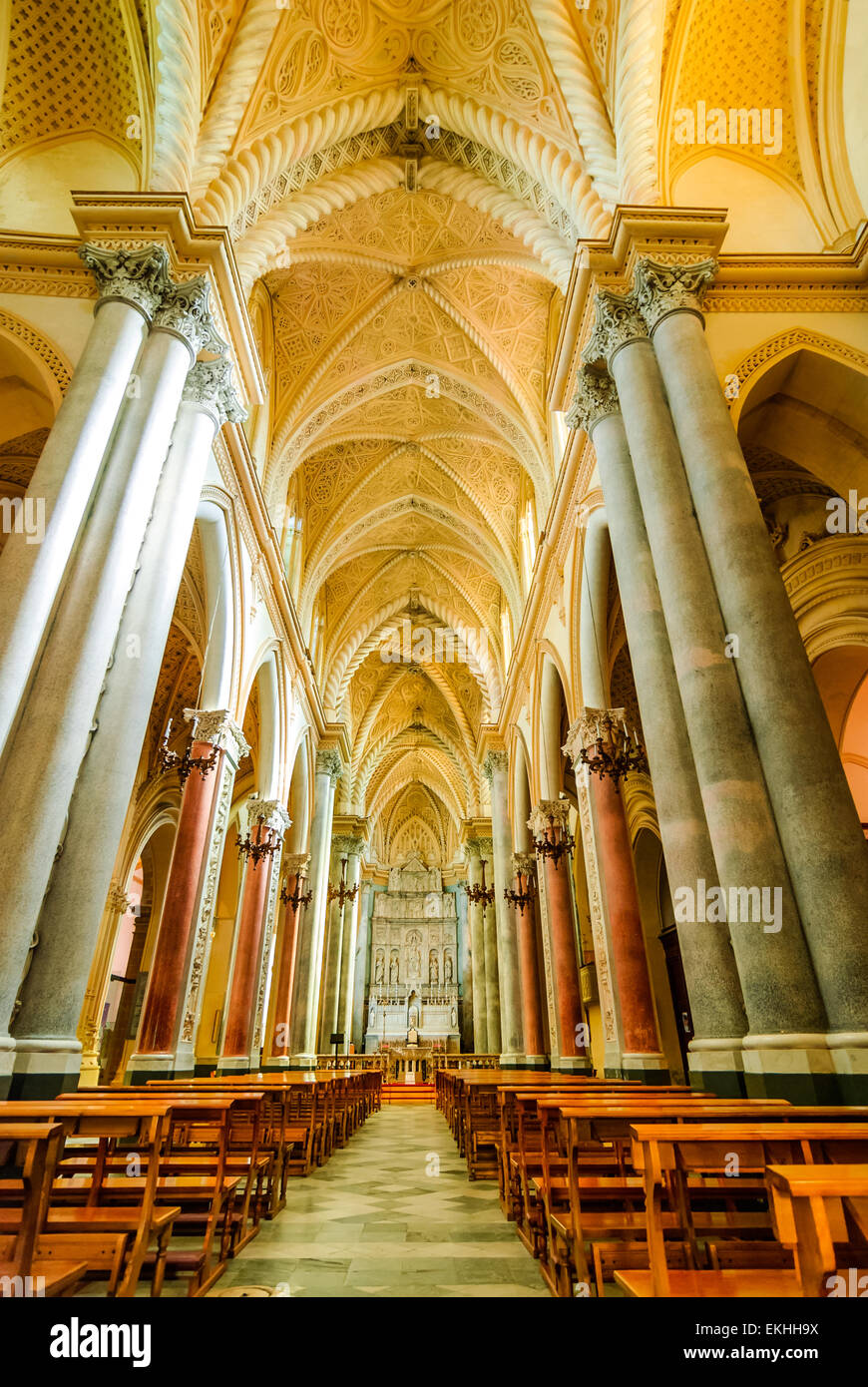 Erice, Sicile, Italie. L'Église mère, l'intérieur avec des lignes néo-gothique flanquée avec éléments mauresque et décoration en stuc. Banque D'Images