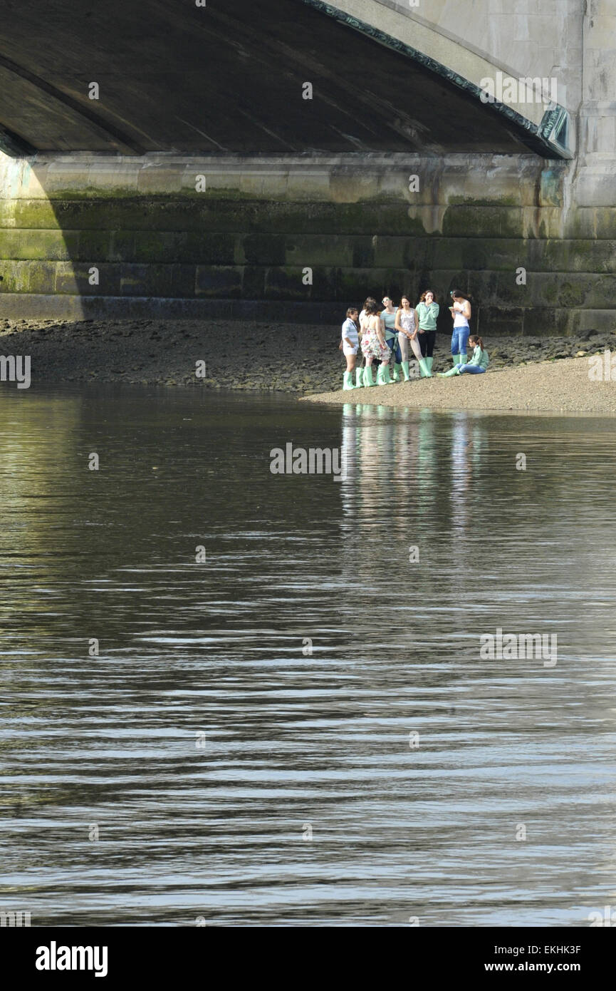 Londres, Royaume-Uni. 10 avr, 2015. La Cambridge women's bleu bateau équipage observent et attendent l'arrivée de 'Blondie', le bateau de Cambridge qui prennent part à l'Osiris Blondie Race (le Newton Women's Réserver Boat Race). Crédit : Michael Preston/Alamy Live News Banque D'Images