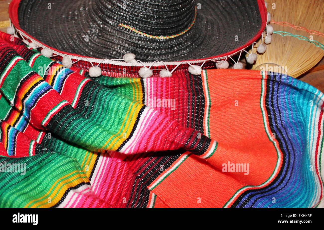 Tapis tissé à la main traditionnel sarape mexicain poncho fiesta avec des rayures et des couleurs vives background copy space Banque D'Images
