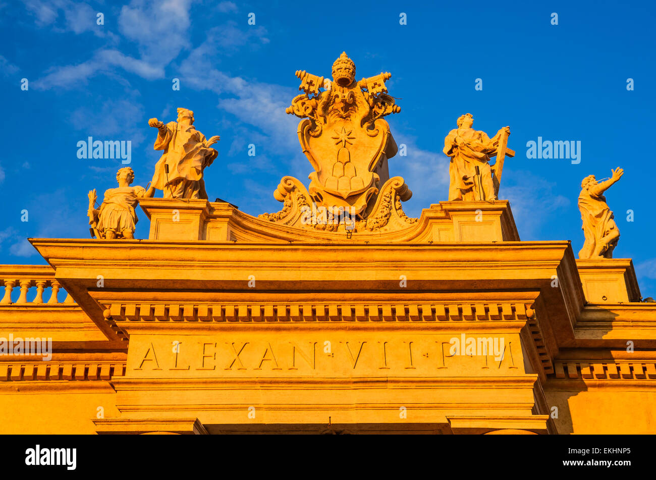 Rome, Italie. Lever de détail à la basilique Saint Pierre du Vatican, l'Église catholique religieux principaux, le Saint-Siège et le Pape résidence. Ita Banque D'Images