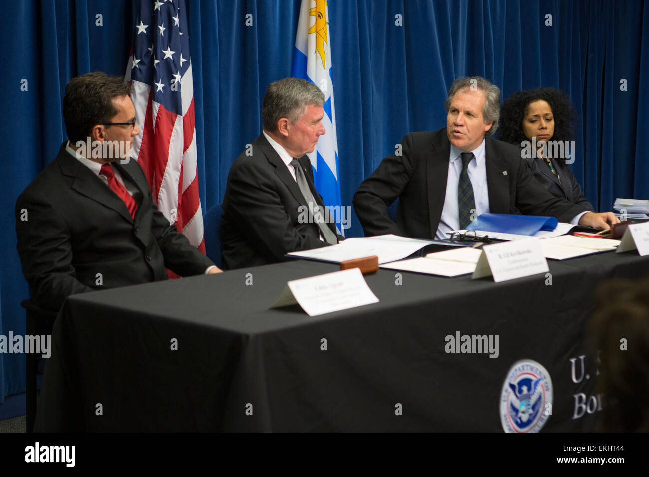 Les Douanes et protection des frontières avec l'Uruguay s'est joint à une entente d'assistance mutuelle signature à Washington D.C. Assis de gauche à droite sont Eddie Agrait, Sous-directeur adjoint pour le U.S. Immigration and Customs Enforcement, Gil Kerlikowske, commissaire des douanes américain Luis Almagro, Ministre des affaires étrangères de l'Uruguay et Julissa Reynoso United States Ambassadeur en Uruguay. James Tourtellotte Banque D'Images