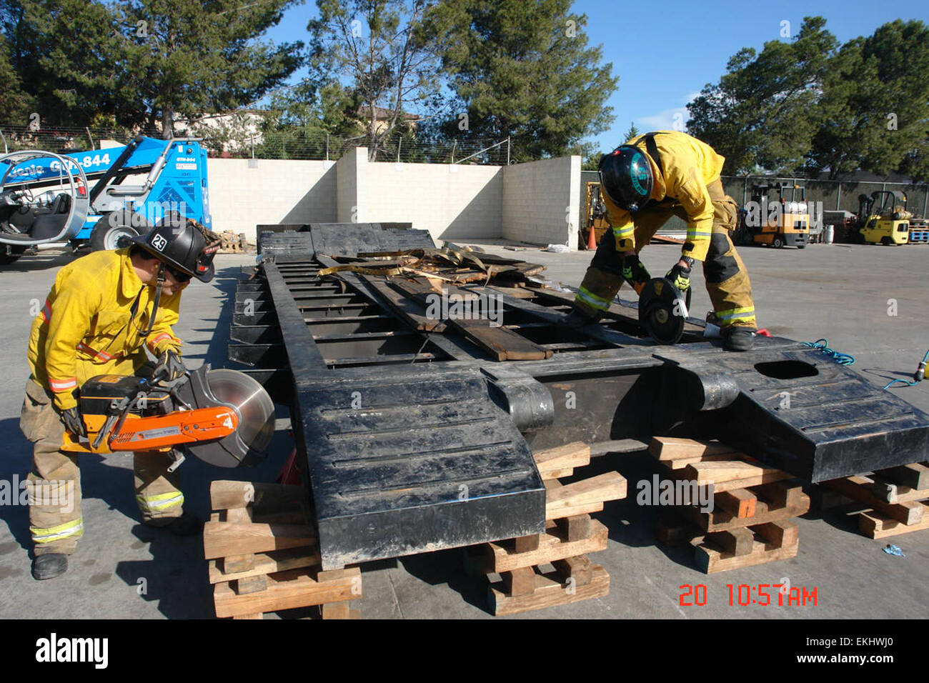 À Otay Mesa, en Californie, les agents des douanes et de la protection des frontières des États-Unis, avec l'aide des pompiers locaux, ont ouvert une remorque à plateau contenant des paquets de marijuana saisis. Banque D'Images