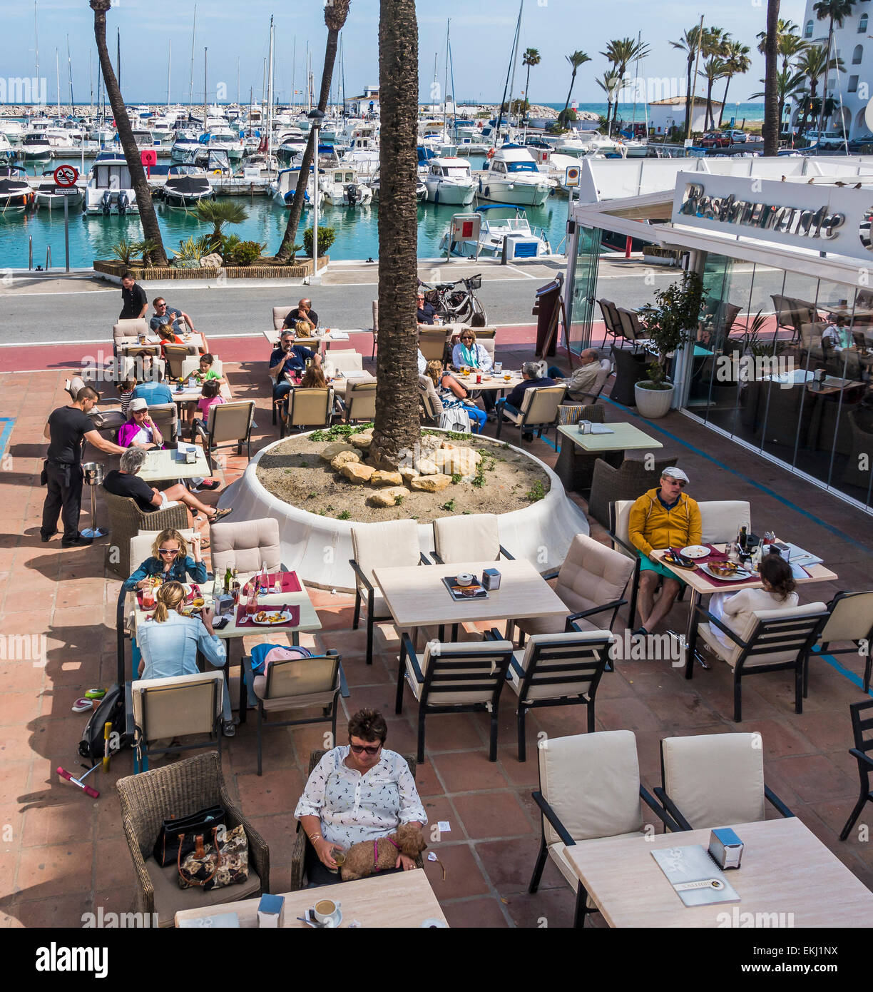 Restaurant en plein air Puerto de la Duquesa Espagne Banque D'Images