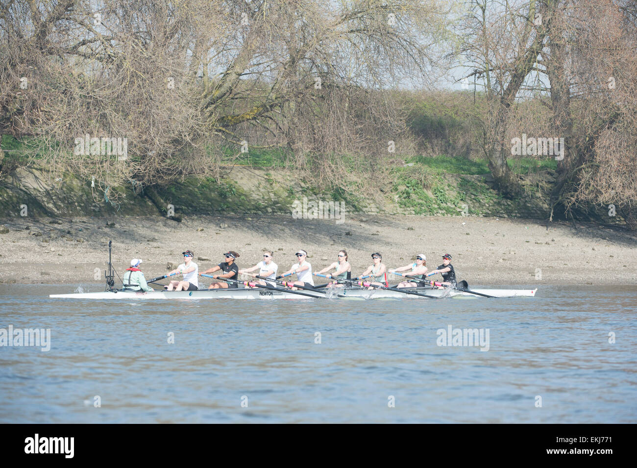 Londres, Royaume-Uni. 10 avril, 2015. Cambridge University Women's Boat Club (CUWBC) sur la pratique d'une sortie. Au cours de semaine (Tideway précède immédiatement le BNY Mellon des courses de bateaux, les équipages ont rendez-vous sur la pratique en plein air avec leurs entraîneurs en préparation finale pour les courses sur le 11 avril. CUWBC équipage :- Bow : Fanny Belais, 2 : Ashton Brown, 3 : Caroline Reid, 4 : Claire Watkins, 5 : Melissa Wilson, 6 : Holly Hill, 7 : Daphne Martschenko, Course : Hannah Evans, Cox : Rosemary Ostfeld. Credit : Duncan Grove/Alamy Live News Banque D'Images