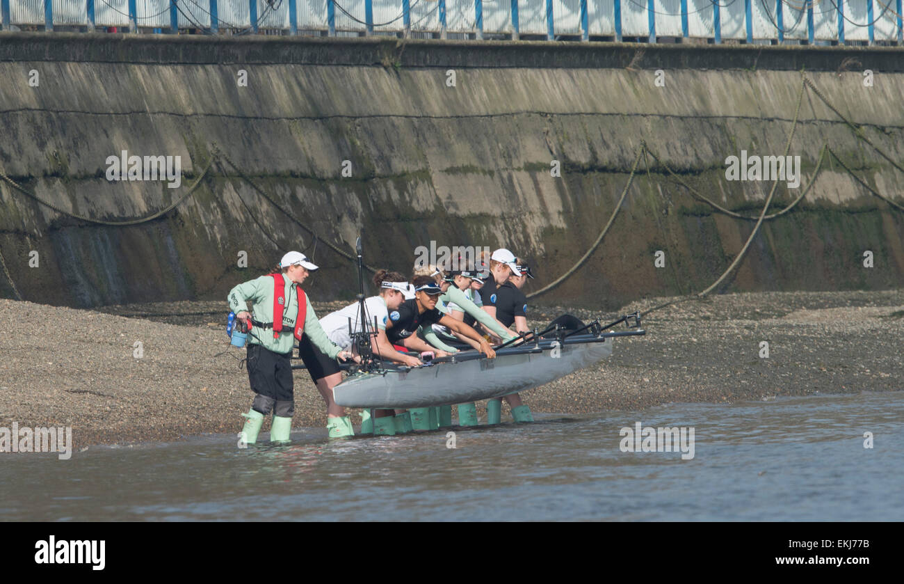 Londres, Royaume-Uni. 10 avril, 2015. Cambridge University Women's Boat Club (CUWBC) sur la pratique d'une sortie. Au cours de semaine (Tideway précède immédiatement le BNY Mellon des courses de bateaux, les équipages ont rendez-vous sur la pratique en plein air avec leurs entraîneurs en préparation finale pour les courses sur le 11 avril. CUWBC équipage :- Bow : Fanny Belais, 2 : Ashton Brown, 3 : Caroline Reid, 4 : Claire Watkins, 5 : Melissa Wilson, 6 : Holly Hill, 7 : Daphne Martschenko, Course : Hannah Evans, Cox : Rosemary Ostfeld. Credit : Duncan Grove/Alamy Live News Banque D'Images