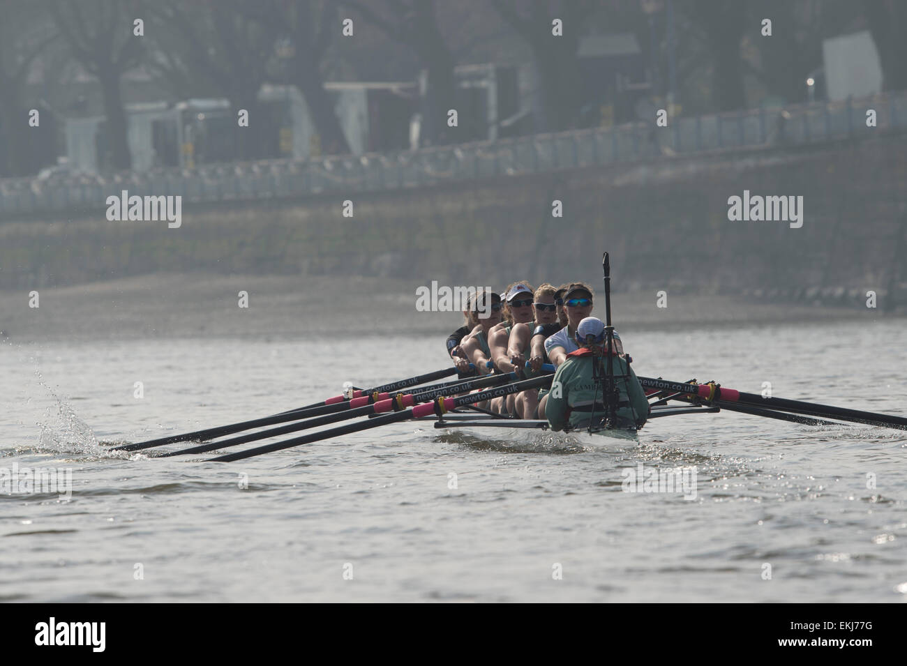 Londres, Royaume-Uni. 10 avril, 2015. Cambridge University Women's Boat Club (CUWBC) sur la pratique d'une sortie. Au cours de semaine (Tideway précède immédiatement le BNY Mellon des courses de bateaux, les équipages ont rendez-vous sur la pratique en plein air avec leurs entraîneurs en préparation finale pour les courses sur le 11 avril. CUWBC équipage :- Bow : Fanny Belais, 2 : Ashton Brown, 3 : Caroline Reid, 4 : Claire Watkins, 5 : Melissa Wilson, 6 : Holly Hill, 7 : Daphne Martschenko, Course : Hannah Evans, Cox : Rosemary Ostfeld. Credit : Duncan Grove/Alamy Live News Banque D'Images