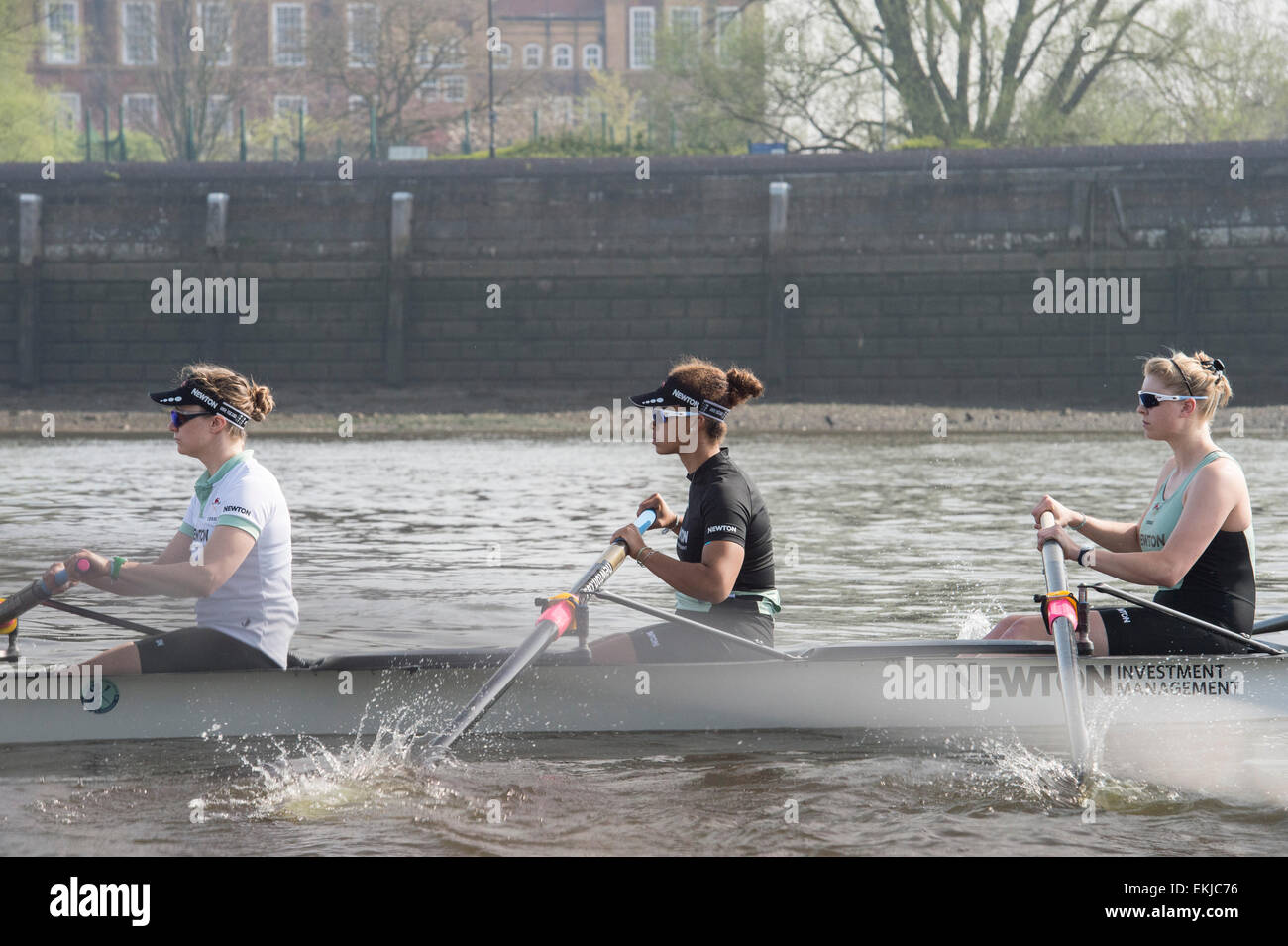 Londres, Royaume-Uni. 10 avril, 2015. Cambridge University Women's Boat Club (CUWBC) sur la pratique d'une sortie. Au cours de semaine (Tideway précède immédiatement le BNY Mellon des courses de bateaux, les équipages ont rendez-vous sur la pratique en plein air avec leurs entraîneurs en préparation finale pour les courses sur le 11 avril. CUWBC équipage :- Bow : Fanny Belais, 2 : Ashton Brown, 3 : Caroline Reid, 4 : Claire Watkins, 5 : Melissa Wilson, 6 : Holly Hill, 7 : Daphne Martschenko, Course : Hannah Evans, Cox : Rosemary Ostfeld. Credit : Duncan Grove/Alamy Live News Banque D'Images