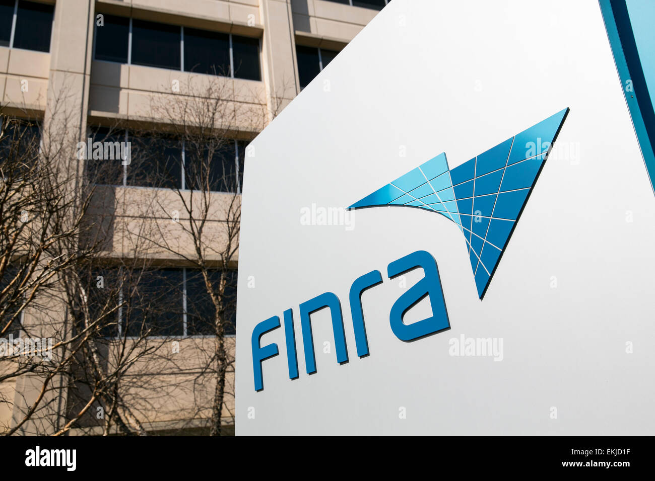 Un logo affiche à l'extérieur de l'extérieur d'un immeuble de bureaux occupé par la Financial Industry Regulatory Authority (FINRA). Banque D'Images