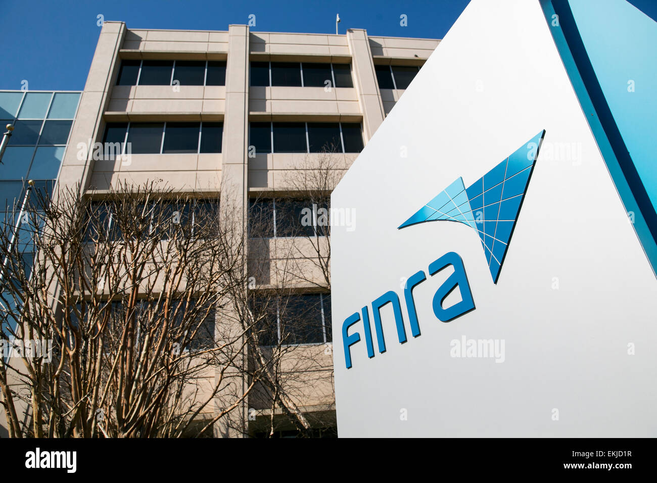 Un logo affiche à l'extérieur de l'extérieur d'un immeuble de bureaux occupé par la Financial Industry Regulatory Authority (FINRA). Banque D'Images