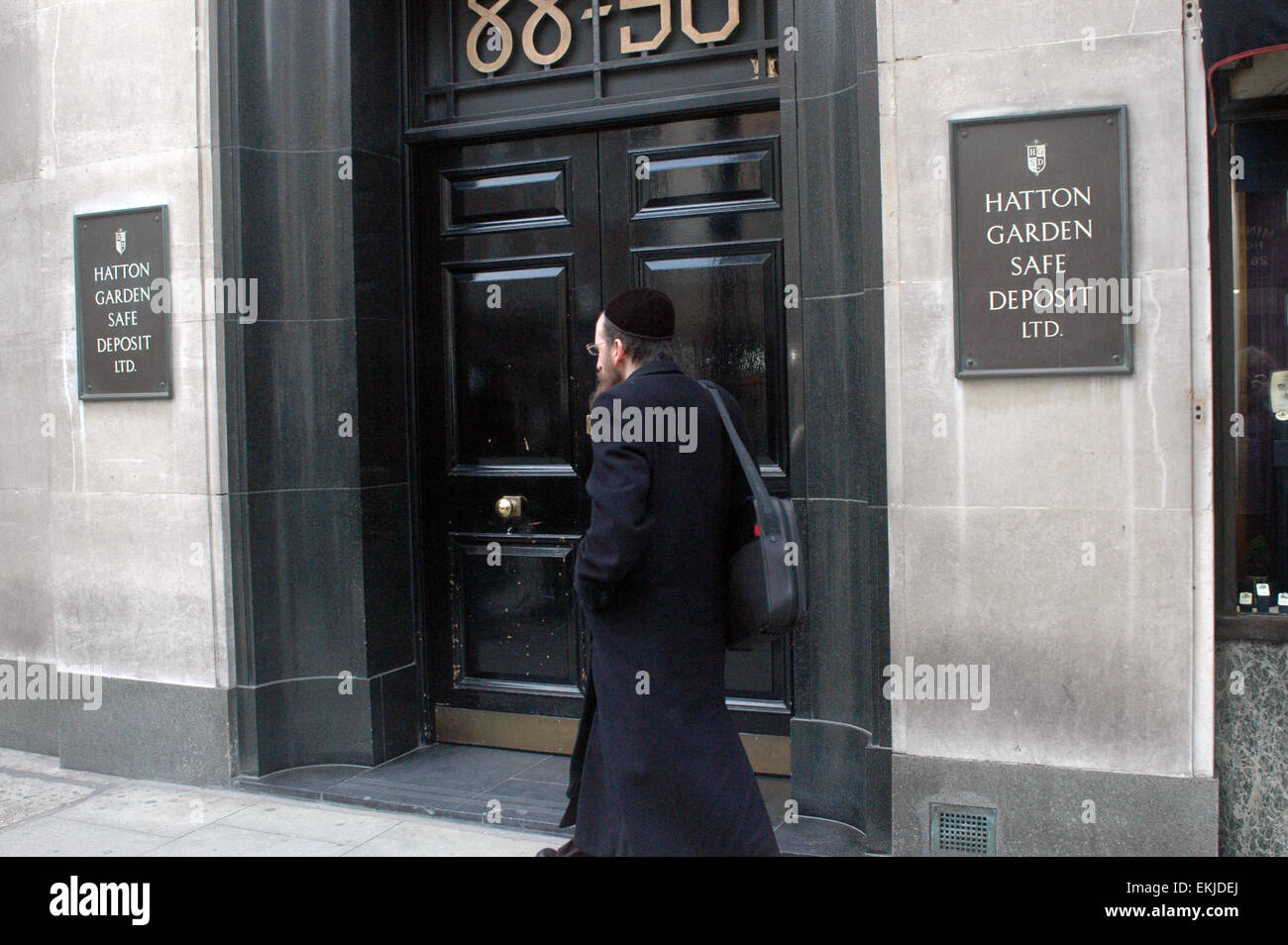 London,UK,8 avril 2015,porte d'Hatton Garden Coffre-Ltd dans la police d'entreprendre l'enquête à la suite du week-end de Pâques. Banque D'Images