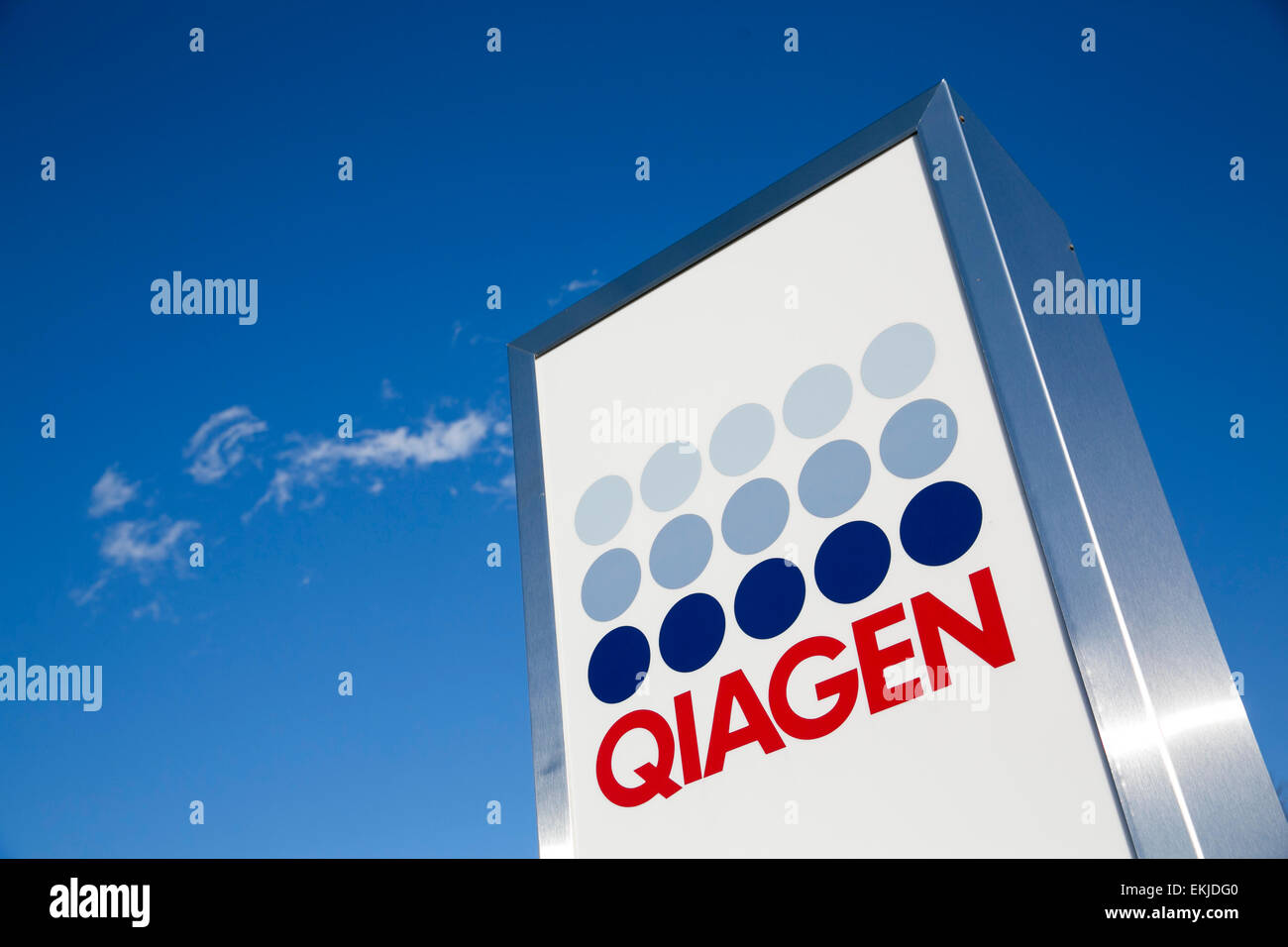 Un logo affiche à l'extérieur d'un établissement exploité par Qiagen. Banque D'Images