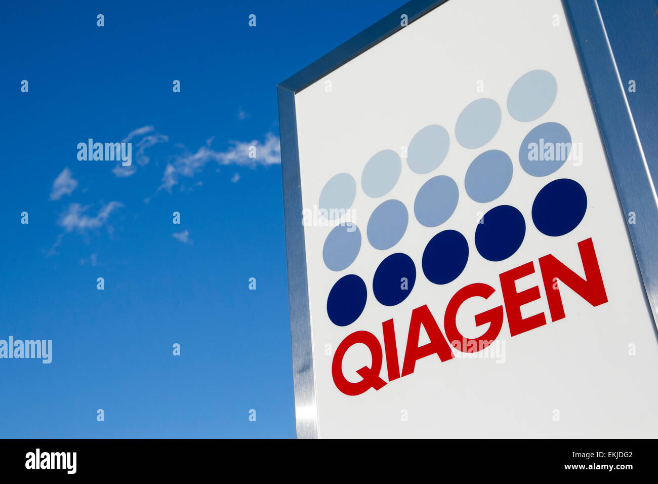 Un logo affiche à l'extérieur d'un établissement exploité par Qiagen. Banque D'Images