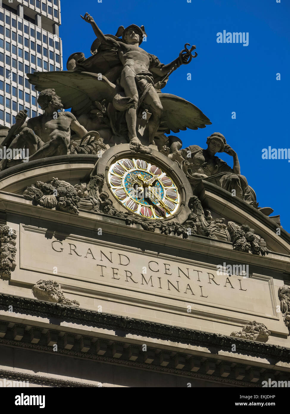 La façade du Grand Central terminal présente une sculpture de transport et une horloge en verre Tiffany, New York City, États-Unis Banque D'Images