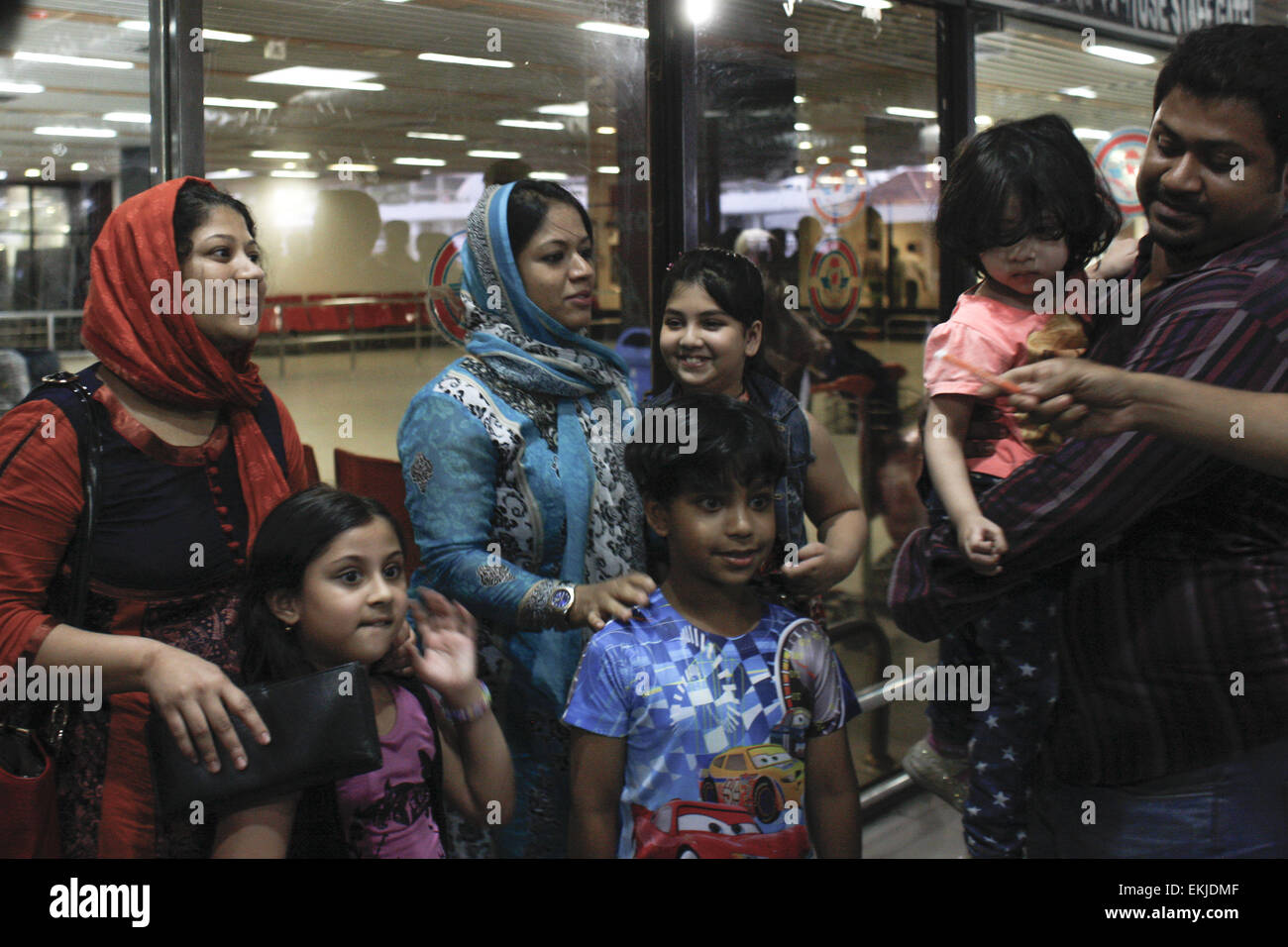 Dhaka, Bangladesh. 10 avr, 2015. Elora bangladeshi Zahan (gauche) et ses deux enfants ont été retournés au Bangladesh du Yémen après que le gouvernement a entamé le processus de retour des ressortissants bangladais évacués de la difficulté de l'état déchiré par la. Onze bangladais dont huit femmes et enfants ont été sauvés de la guerre au Yémen atteint Dhaka, Bangladesh, le 11 avril 2015. Un vol Emirates Airlines en provenance de Djibouti a atterri à l'Aéroport International Hazrat Shahjalal dans la ville autour de 5:30pm transportant les Bangladais. © Suvra Kanti Das/ZUMA/ZUMAPRESS.com/Alamy fil Live News Banque D'Images