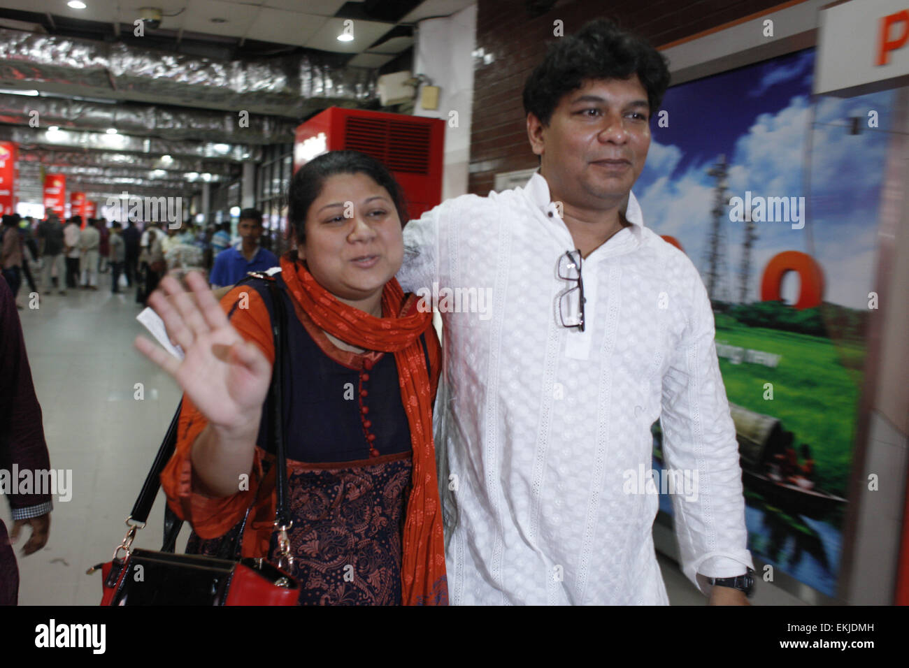 Dhaka, Bangladesh. 10 avr, 2015. Elora bangladeshi Zahan (gauche) et ses deux enfants ont été retournés au Bangladesh du Yémen après que le gouvernement a entamé le processus de retour des ressortissants bangladais évacués de la difficulté de l'état déchiré par la. Onze bangladais dont huit femmes et enfants ont été sauvés de la guerre au Yémen atteint Dhaka, Bangladesh, le 11 avril 2015. Un vol Emirates Airlines en provenance de Djibouti a atterri à l'Aéroport International Hazrat Shahjalal dans la ville autour de 5:30pm transportant les Bangladais. © Suvra Kanti Das/ZUMA/ZUMAPRESS.com/Alamy fil Live News Banque D'Images