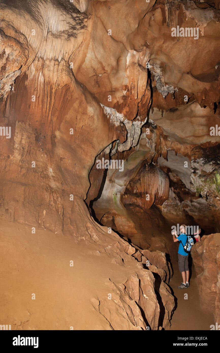 La grotte de Chiang Dao, Chiang Rai, Thaïlande du Nord. Formations calcaires, ourists visitant Banque D'Images
