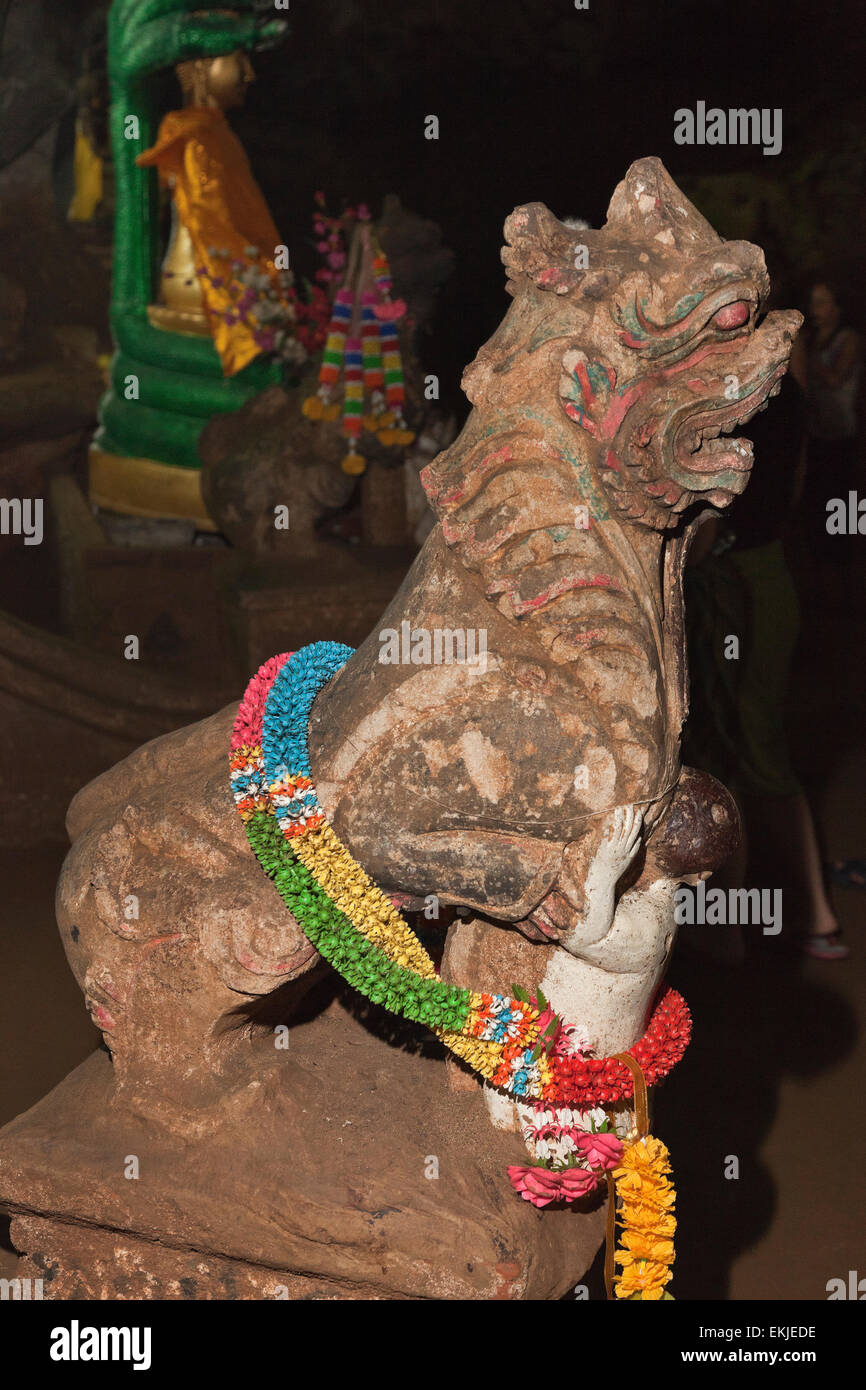 La grotte de Chiang Dao, Chiang Rai, Thaïlande du Nord. Des formations calcaires, des animaux, des statues bouddhistes guard Banque D'Images