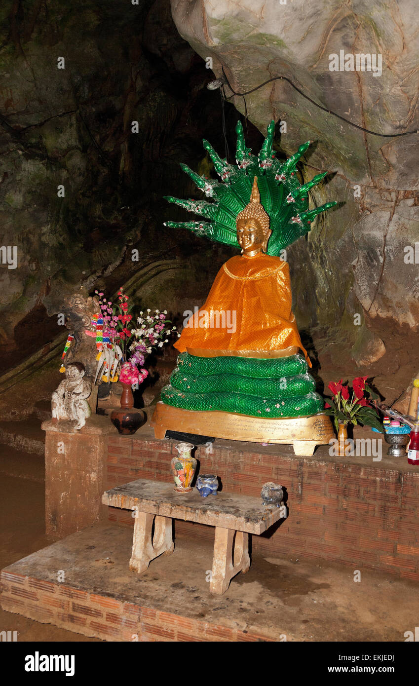 La grotte de Chiang Dao, Chiang Rai, Thaïlande du Nord. Des formations calcaires, des statues bouddhistes Banque D'Images