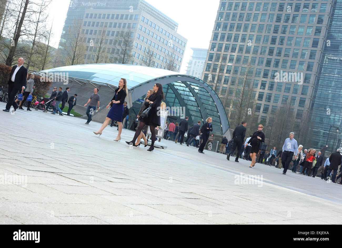 Les employés de bureau à l'extérieur de la station Canary Wharf, Londres, Angleterre Banque D'Images