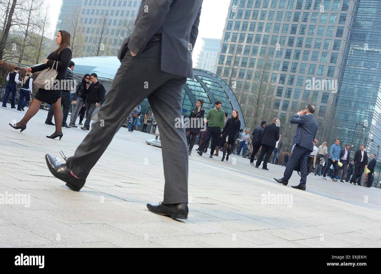 Les employés de bureau à l'extérieur de la station Canary Wharf, Londres, Angleterre Banque D'Images