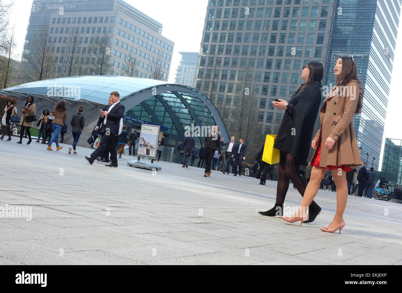 Les employés de bureau à l'extérieur de la station Canary Wharf, Londres, Angleterre Banque D'Images