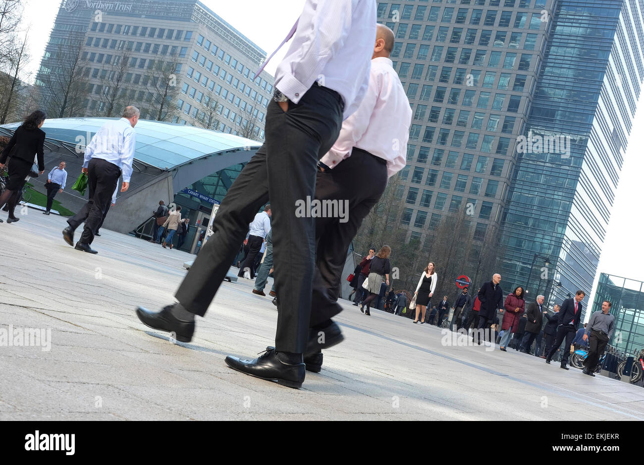 Les employés de bureau à l'extérieur de la station Canary Wharf, Londres, Angleterre Banque D'Images