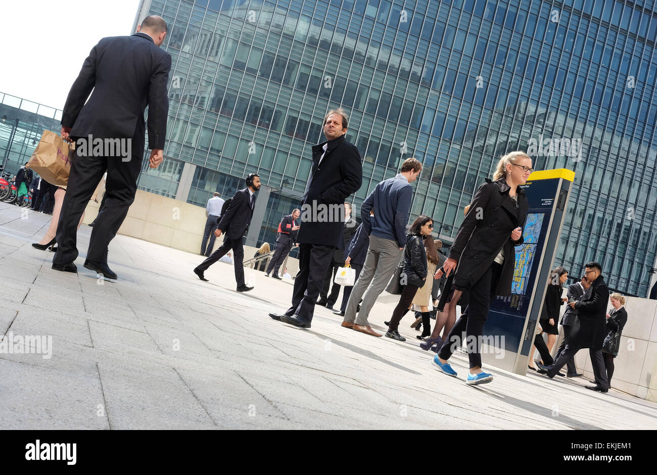 Les employés de bureau à l'extérieur de la station Canary Wharf, Londres, Angleterre Banque D'Images