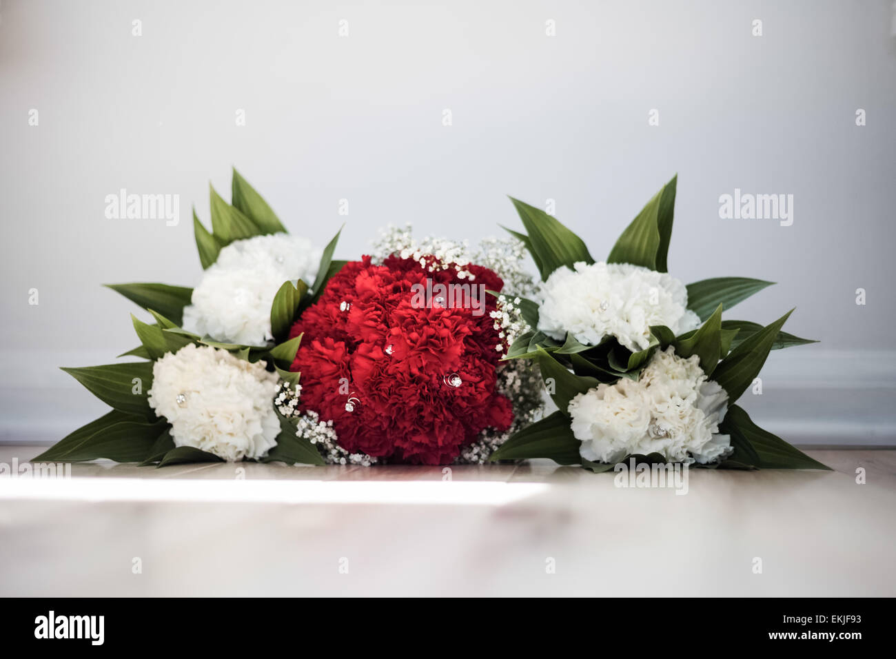 Cinq bouquets de fleurs de mariage sur le plancher Banque D'Images