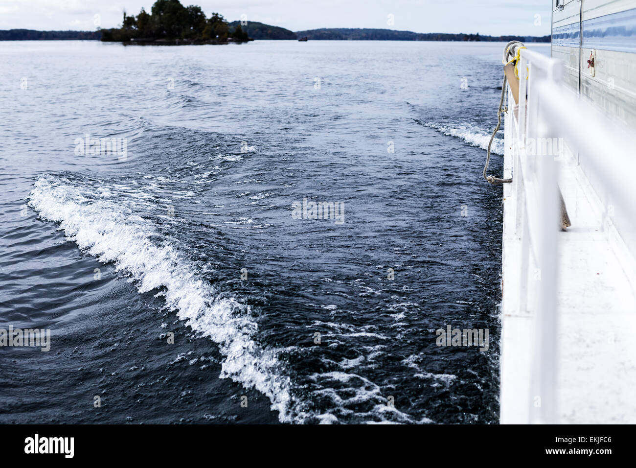 Contexte Créé des vagues mais un gros bateau - Vue de dessus Banque D'Images