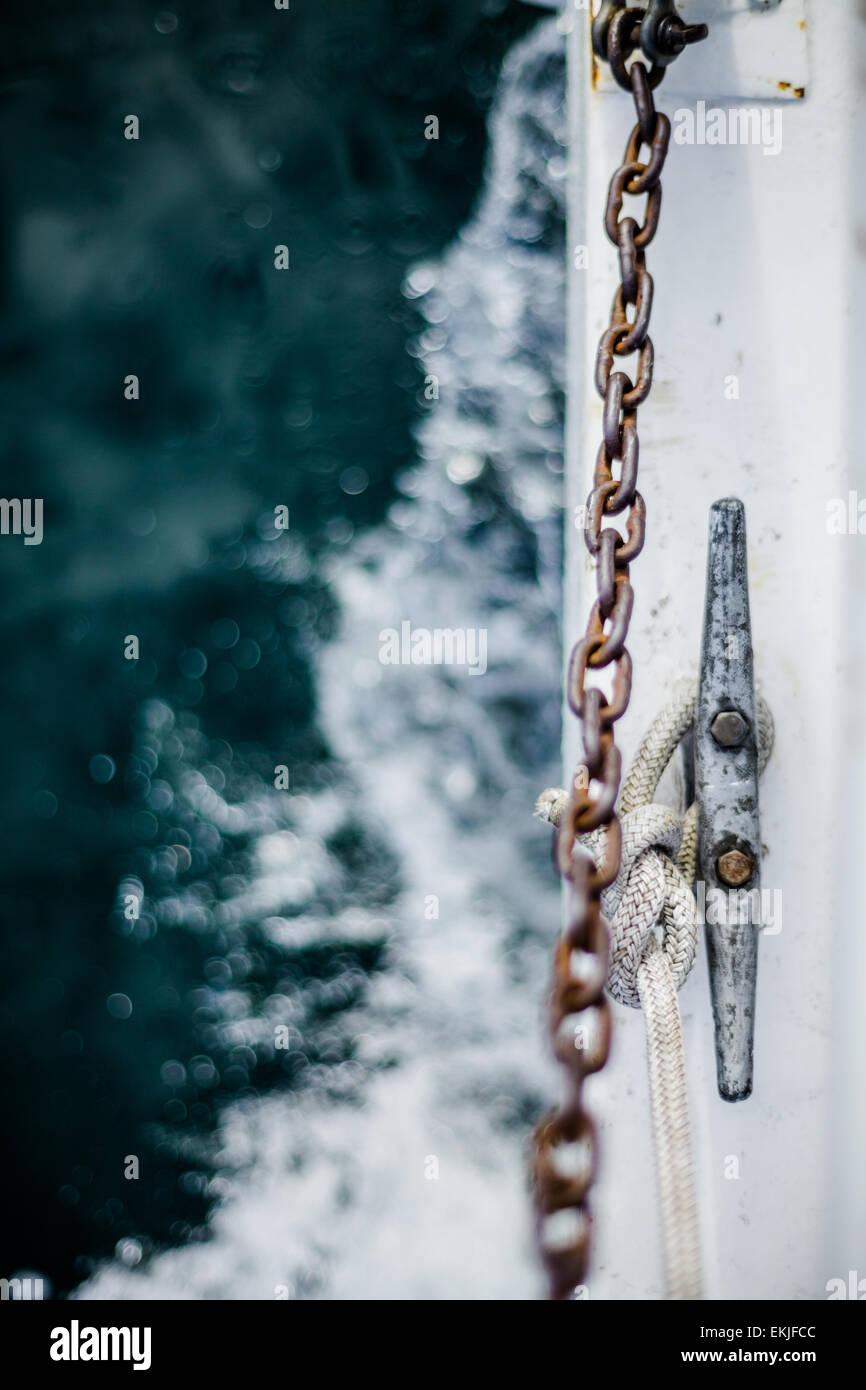 Vagues et d'amarrage Résumé fond créé mais un gros bateau - Vue de dessus Banque D'Images