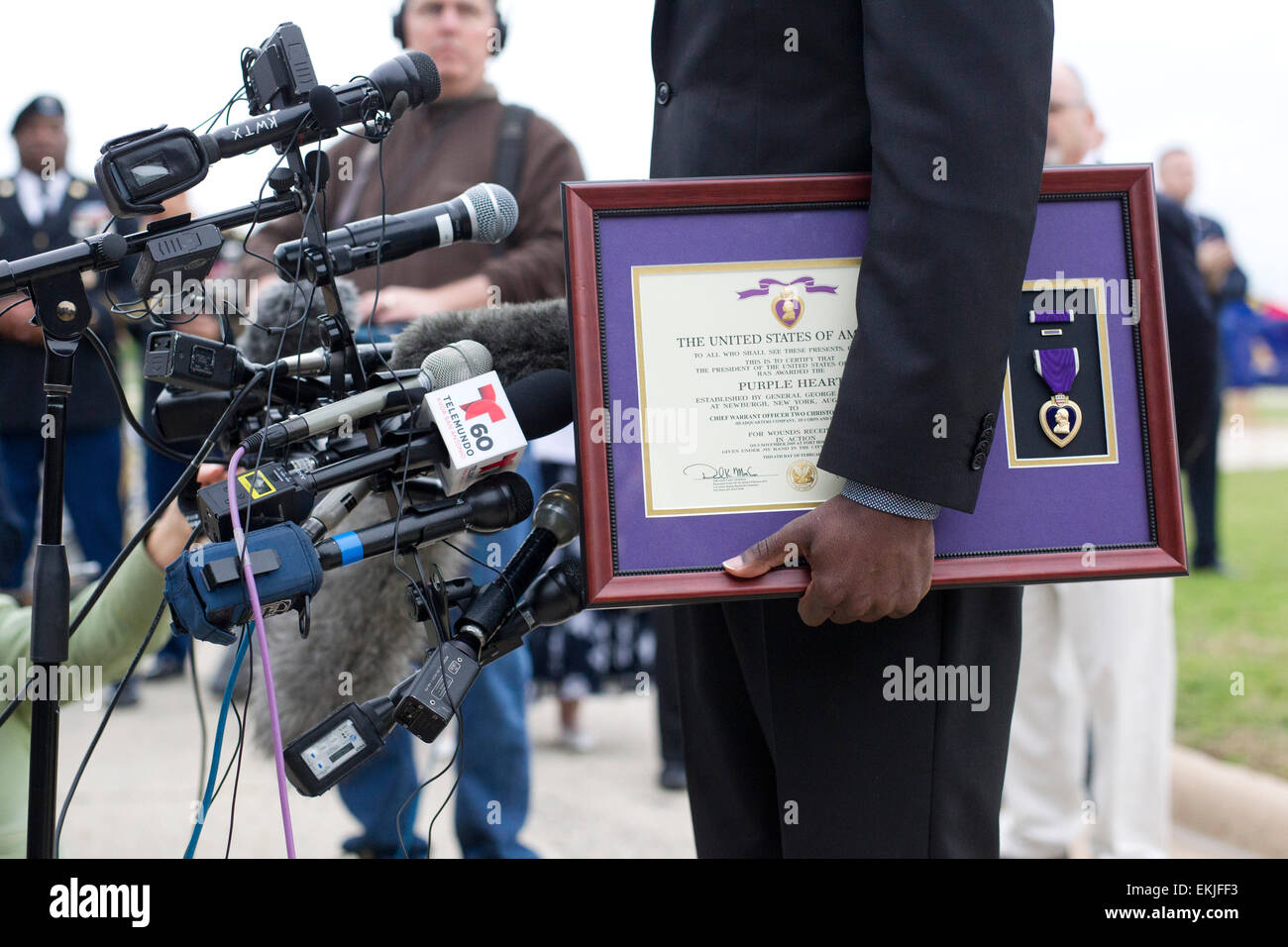 Soldat blessé en 2009 pour tirer sur des terroristes Hood, TX, parle à la presse et tient sa Purple Heart décerné lors de cérémonie Banque D'Images
