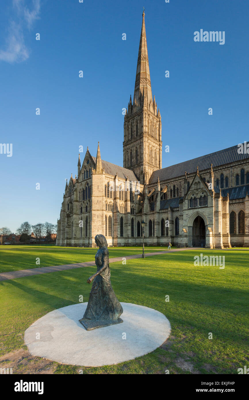 Après-midi de printemps à la cathédrale de Salisbury, Wiltshire, Angleterre. Banque D'Images