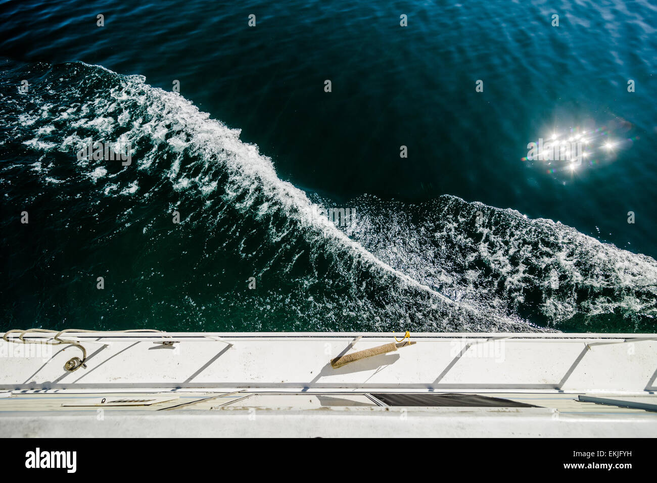 Contexte Créé des vagues mais un gros bateau - Vue de dessus Banque D'Images