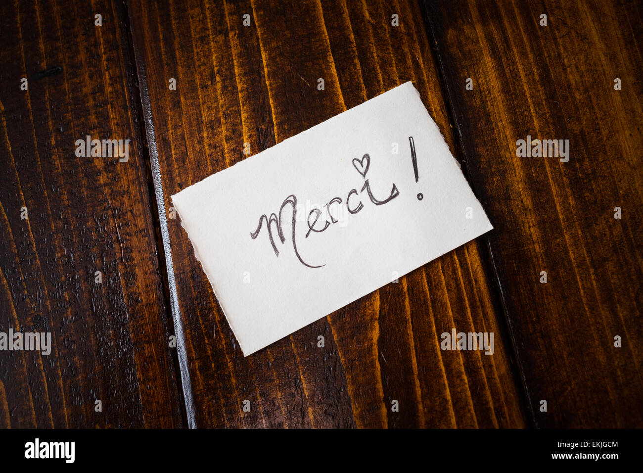 Merci note en français sur une table en disant merci ! Banque D'Images