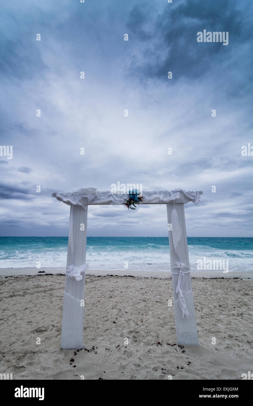 Arche de mariage sur la plage et le mauvais temps Banque D'Images