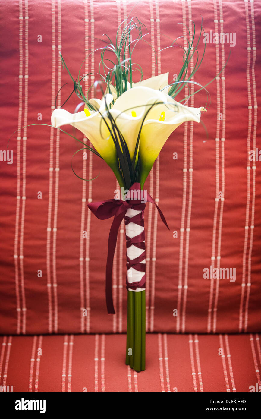 Lily mariage Bouquet de fleurs sur un fauteuil rouge Banque D'Images