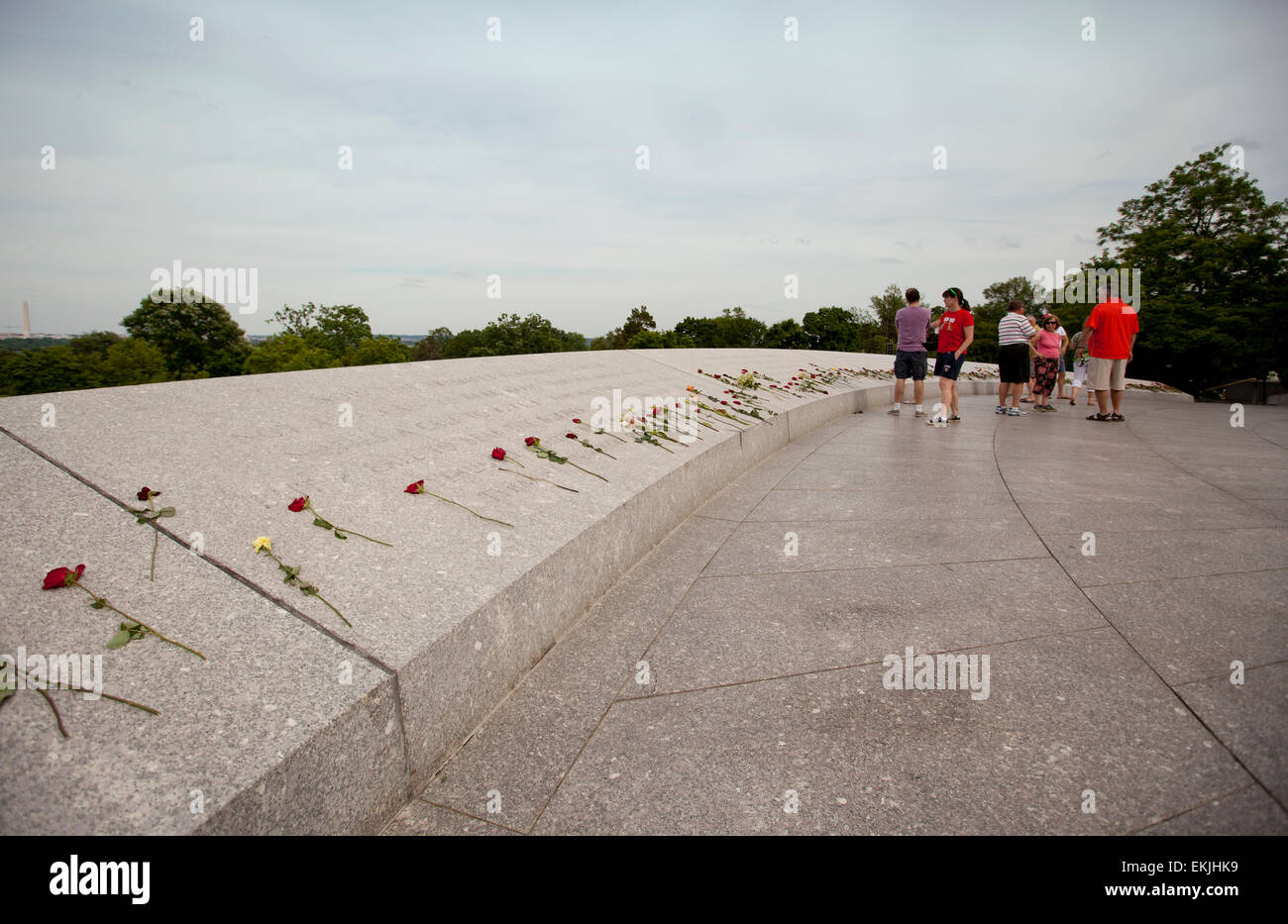 WASHINGTON D.C., le 26 mai 2014 : les touristes quitter fleurs pour les soldats tombés à Arlington National Cemetery au cours de Memorial Day wee Banque D'Images