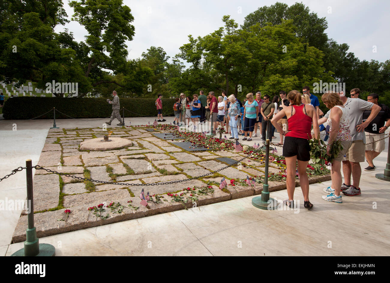 WASHINGTON D.C., le 26 mai 2014 : Les gens viennent pour se recueillir et se souvenir de John F. Kennedy sur sa tombe au Arlington National Banque D'Images