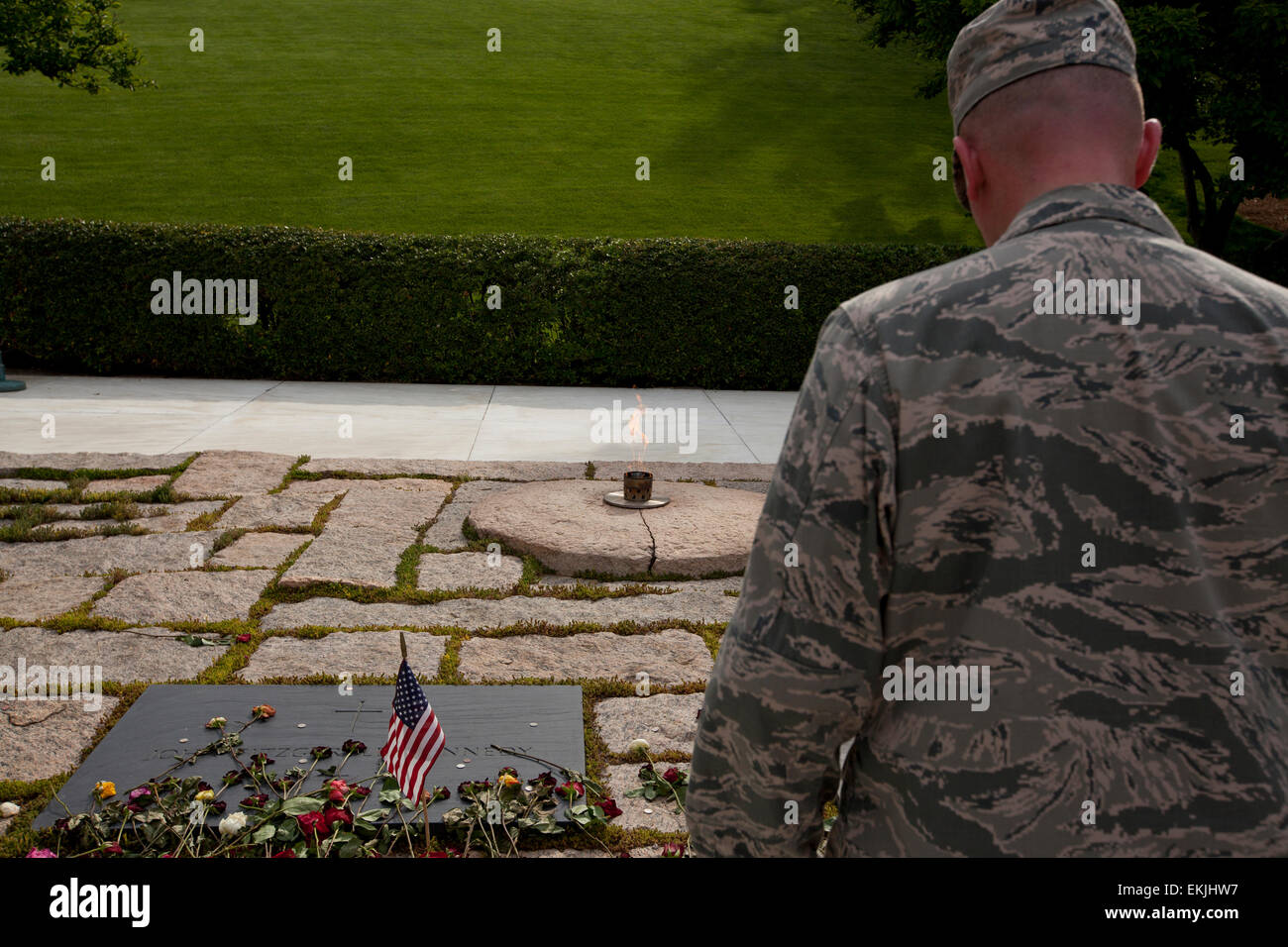 Soldat inconnu en face de John F. Kennedy Memorial au cimetière national d'Arlington Banque D'Images
