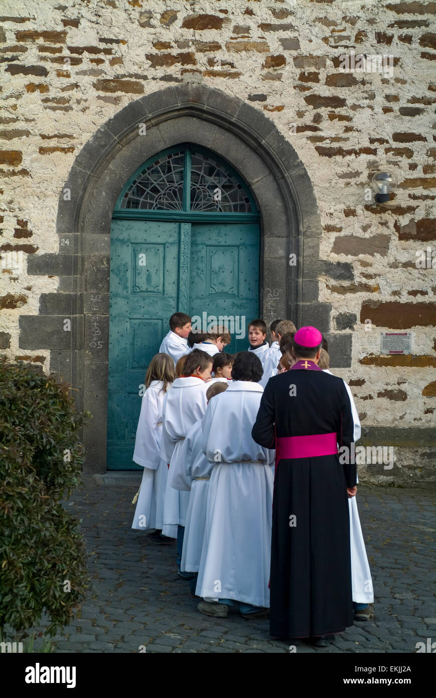 Collection d'autel garçon et l'évêque dans l'Église catholique en Allemagne Eifel Monschau Banque D'Images