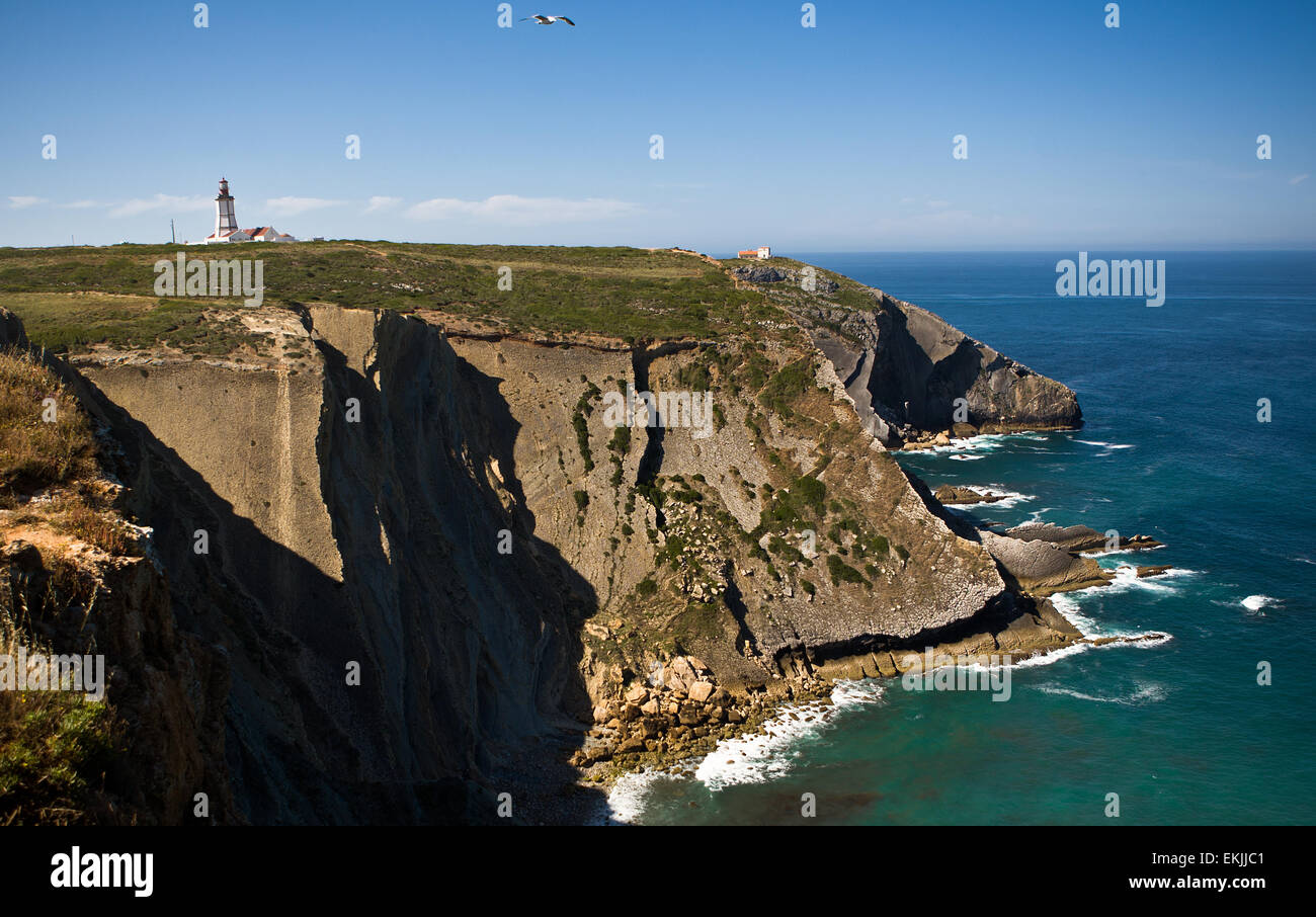 Phare du Cap Espichel et falaise de la mer, Sesimbra, Portugal Banque D'Images