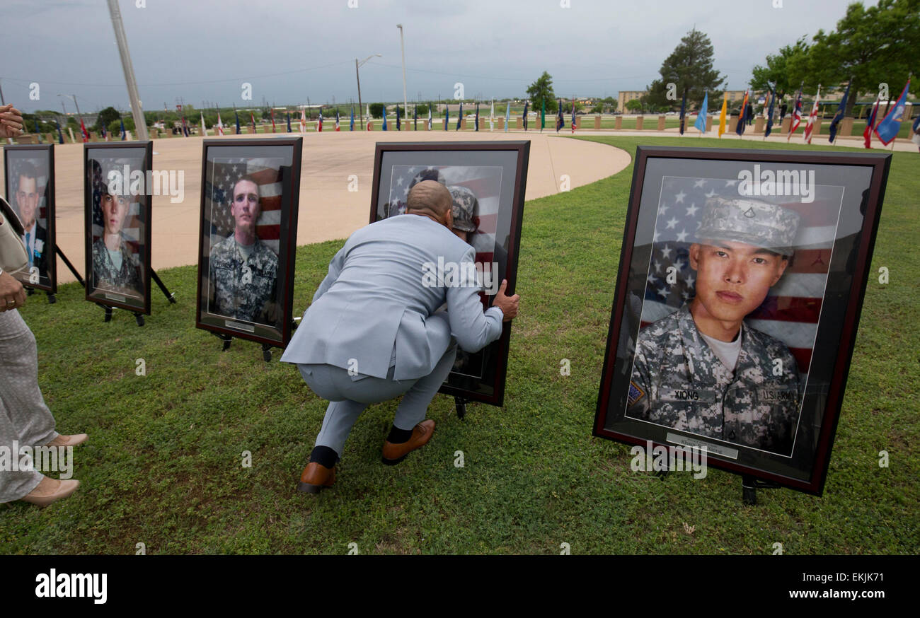 Portrait de baisers Père fille tués en 2009 une attaque terroriste au cours de Purple Heart et de la défense de la liberté des médailles Banque D'Images