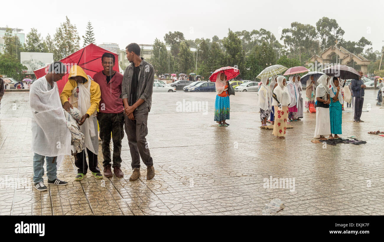 Addis Abeba, Ethiopie. 10 avr, 2015. Orthodoxes éthiopiens consacré se décourager par la pluie battante pour observer le Siklet, crucifixion de Jésus Christ, a la Riviera Medhane Alem Church le 10 avril ,2015 à Addis Ababa, Ethiopie Crédit : Dereje Belachew/Alamy Live News Banque D'Images