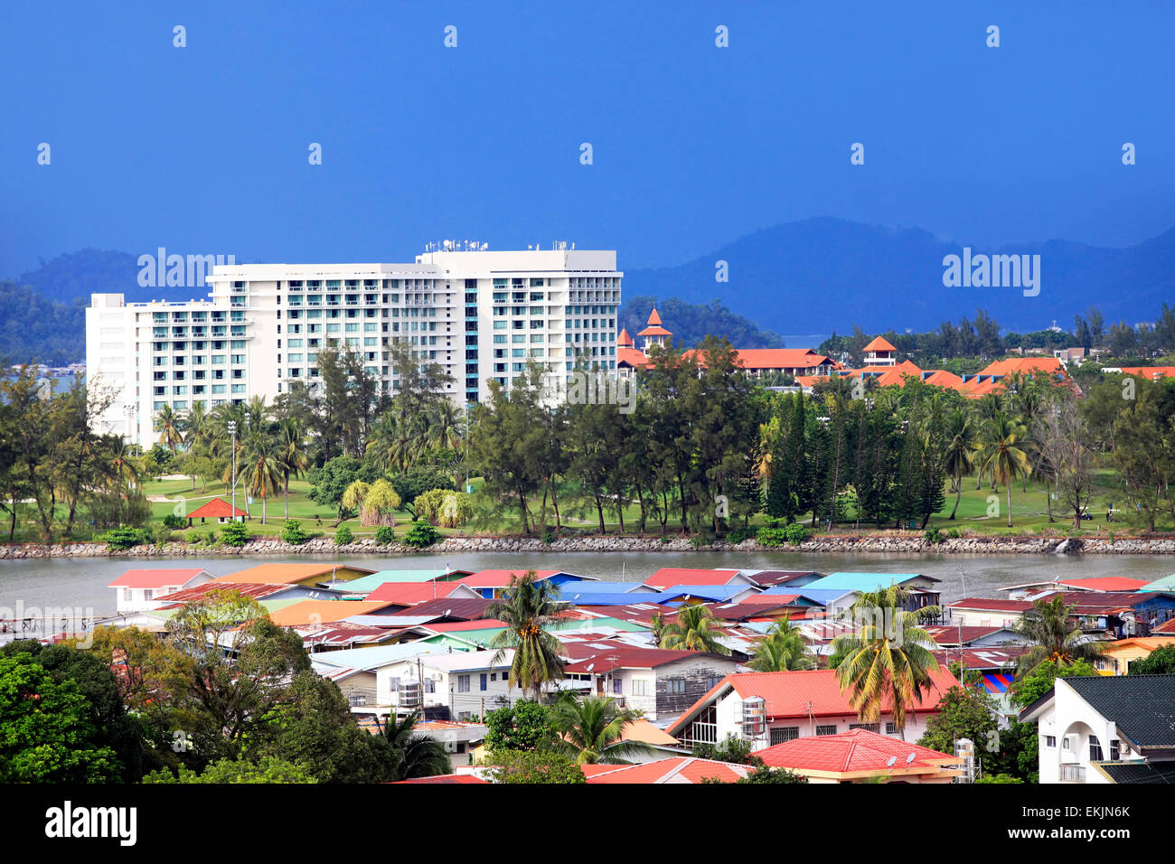 La ville de Kota Kinabalu. La ville de Kota Kinabalu est la capitale de l'état de Sabah, situé dans l'île de Bornéo, la Malaisie orientale. Banque D'Images